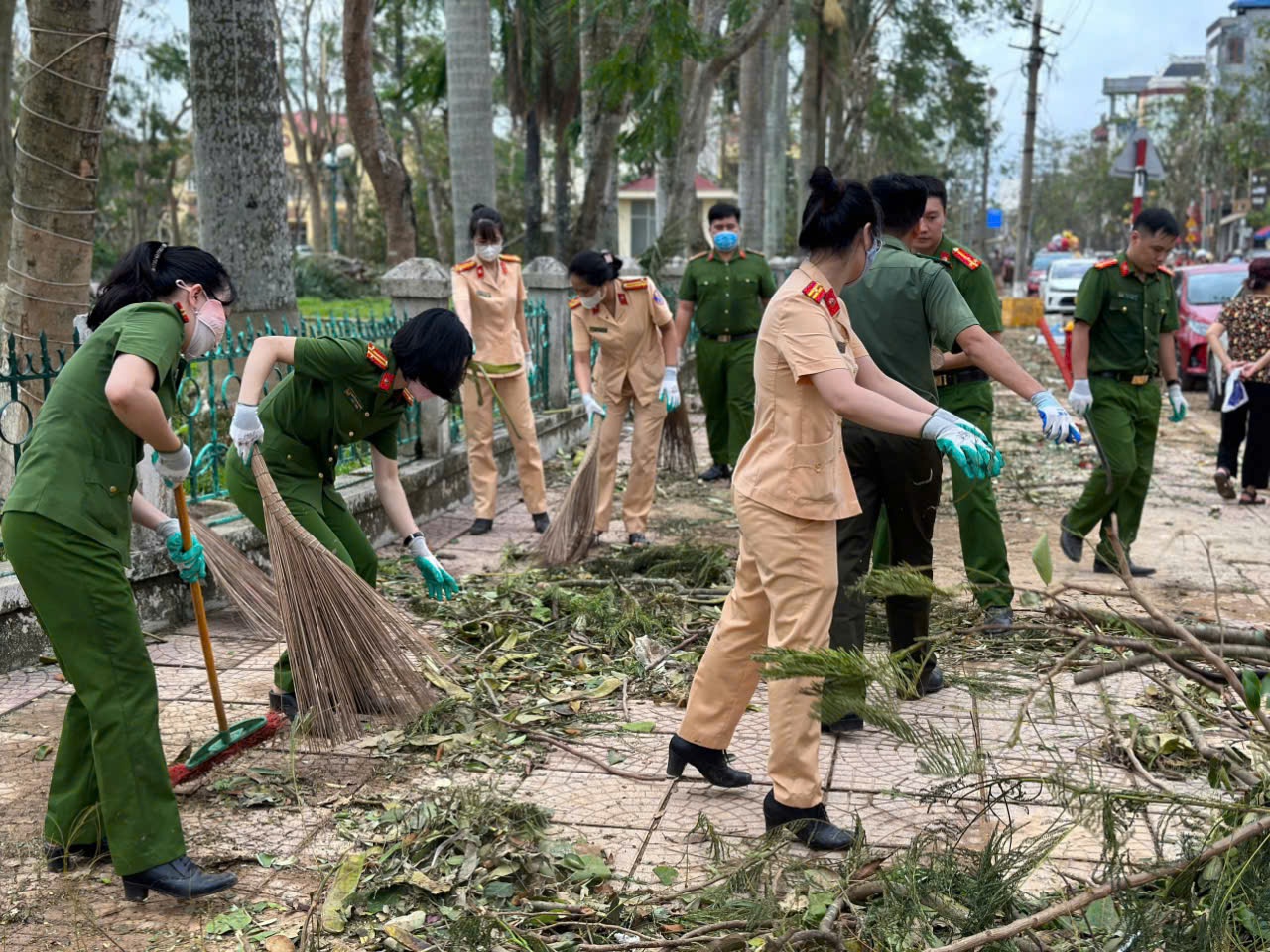 Công an quận Kiến An thực hiện ứng trực 100% quân số giúp dân khắc phục hậu quả sau bão Yagi